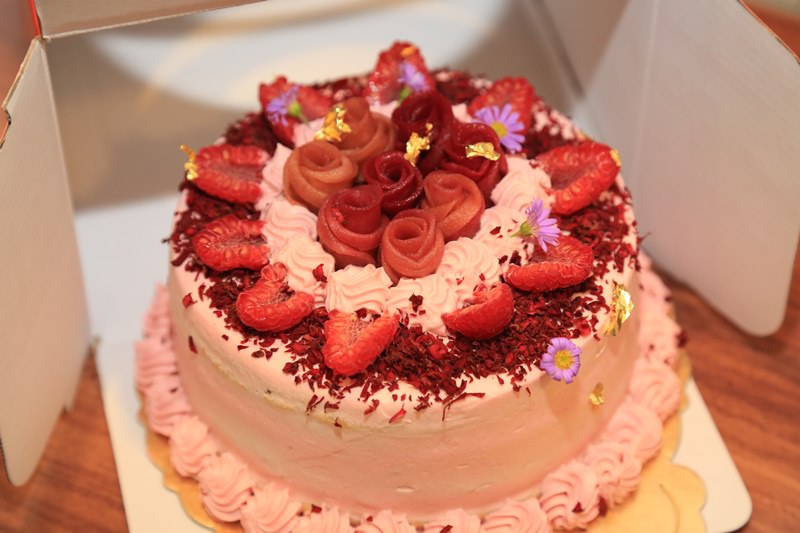 [宅配]草莓雲朵蛋糕!!!台南伴手禮 彌月禮盒喜餅推薦 巷弄內的甜甜味 蛋糕&蛋白餅好驚豔 Silence屏息甜點工坊