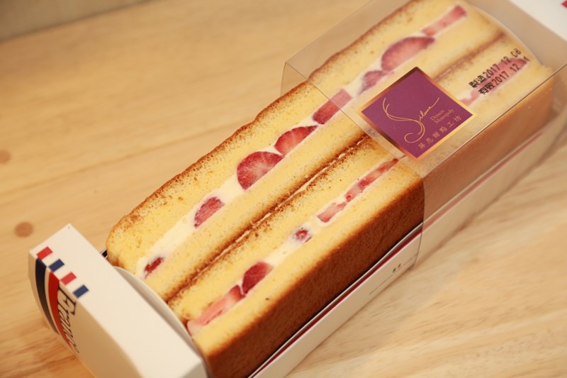 [宅配]草莓雲朵蛋糕!!!台南伴手禮 彌月禮盒喜餅推薦 巷弄內的甜甜味 蛋糕&蛋白餅好驚豔 Silence屏息甜點工坊