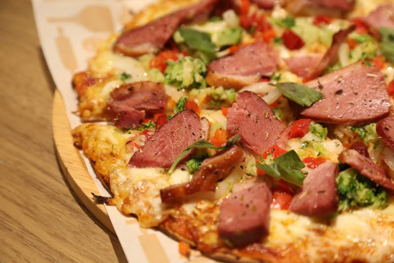 [台南]東區 台南披薩的新選擇 厚片薄片都好吃 Tino's Pizza Caf'e 堤諾義式比薩 崇學門市