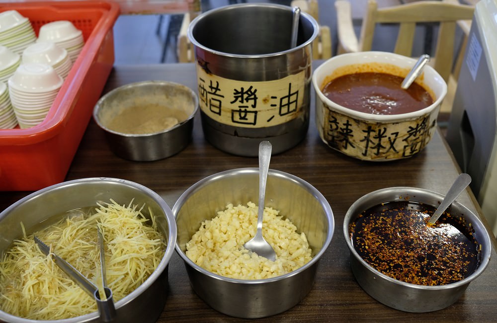 [台南]永康 三川湯包川菜館 多肉多汁小籠湯包推薦 酸辣湯大碗又便宜好喝 很適合家庭聚餐