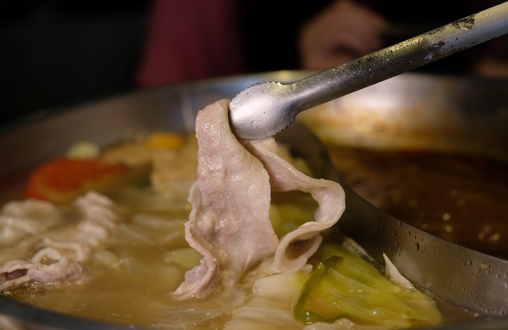 [台南]安平 玻璃牛溫體牛豬肉火鍋 玻璃花般的溫體牛肉 店家嚴選一般火鍋店吃不到的純手工火鍋料