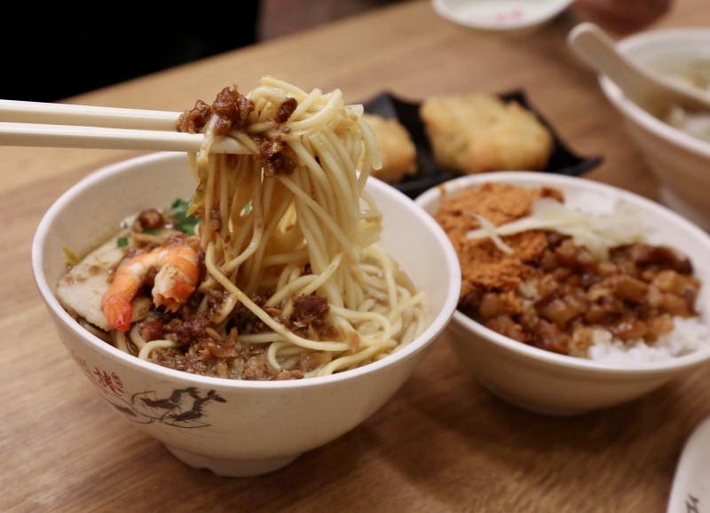 [台南]安平觀光客必吃 周氏蝦捲 永遠滿滿人潮的小吃點心 國宴廳適合招待外國朋友