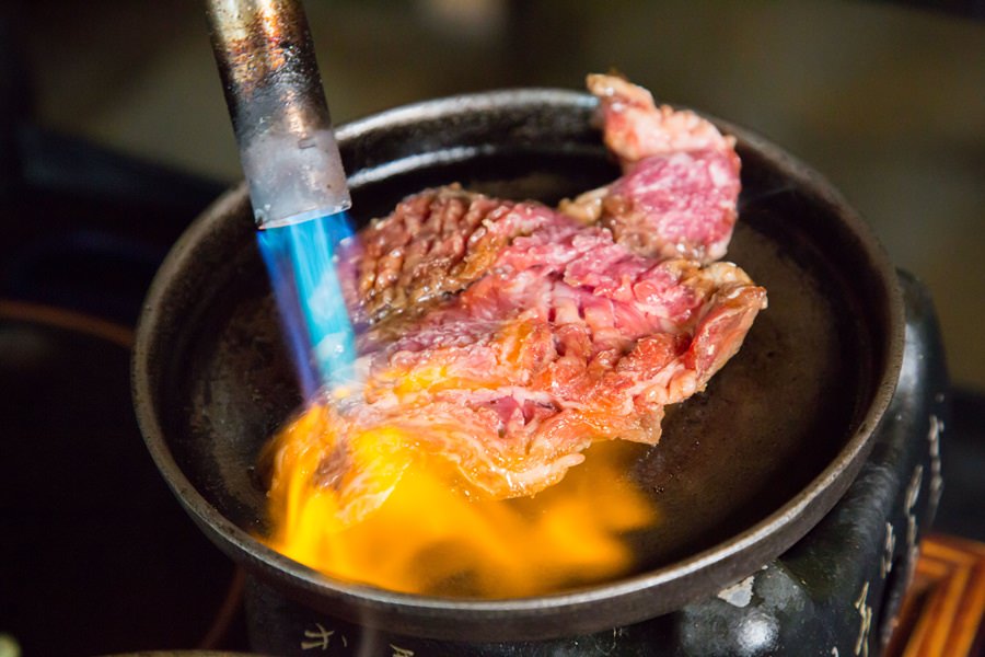 [台南]燒肉推薦 牛丁次郎坊-台南支店 桌邊炙燒丼飯服務 肉控們吃起來！