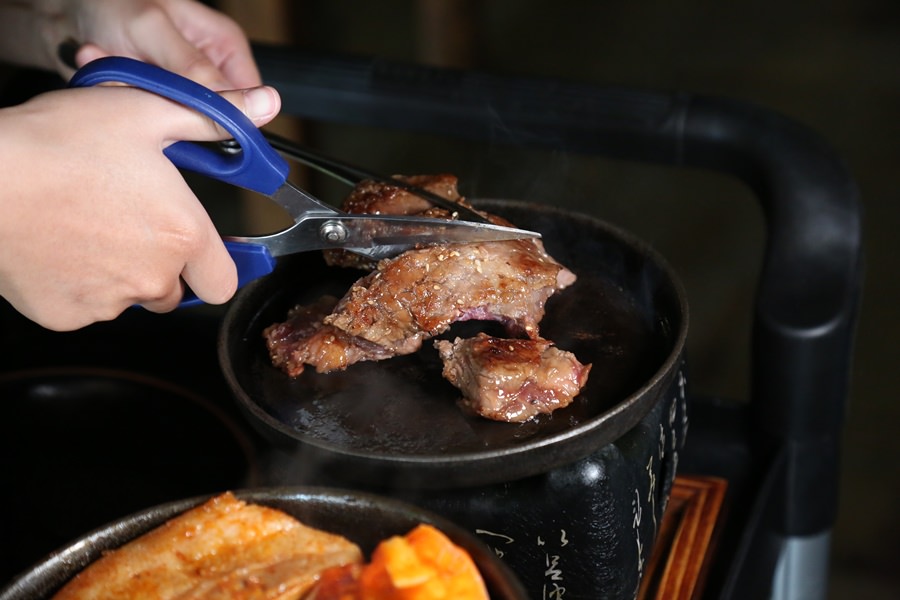 [台南]燒肉推薦 牛丁次郎坊-台南支店 桌邊炙燒丼飯服務 肉控們吃起來！