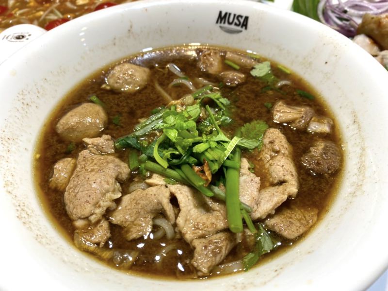 台南美術館美食推薦 Musa泰國船麵 平價泰式小吃 豬肉黑湯船麵（內有菜單）