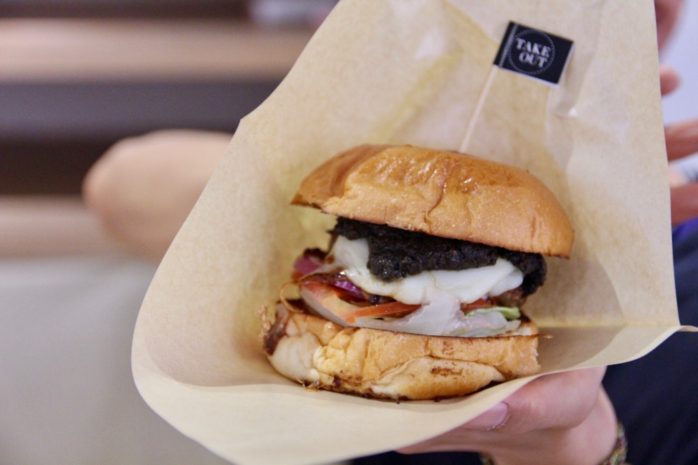民權西路捷運站漢堡推薦TakeOut Burger&Cafe民權店 貓奴請進！花生醬起司漢堡#推推