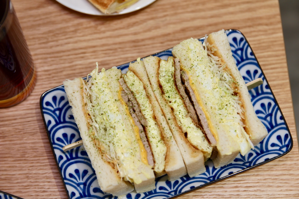 朝晨商號|台北中山早午餐推薦 行天宮附近炭烤吐司Google評論4.8顆星 必點布丁熱壓吐司、特調花生醬雞肉蛋三明治好吃