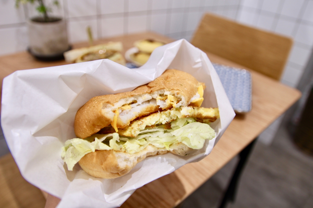 朝晨商號|台北中山早午餐推薦 行天宮附近炭烤吐司Google評論4.8顆星 必點布丁熱壓吐司、特調花生醬雞肉蛋三明治好吃
