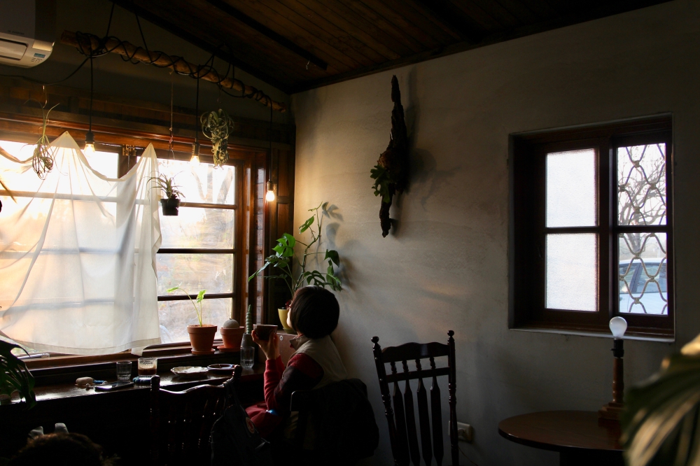 金門咖啡廳推薦【膩珈琲】東沙超低調咖啡 超好拍照！環境慵懶放鬆、肉桂捲好好吃
