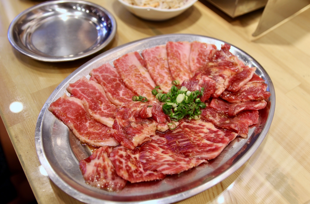 台南燒肉推薦【燒肉難民營】孤獨的美食家 一個人也可以去吃的燒肉店推薦 現切肉真的用心也好吃