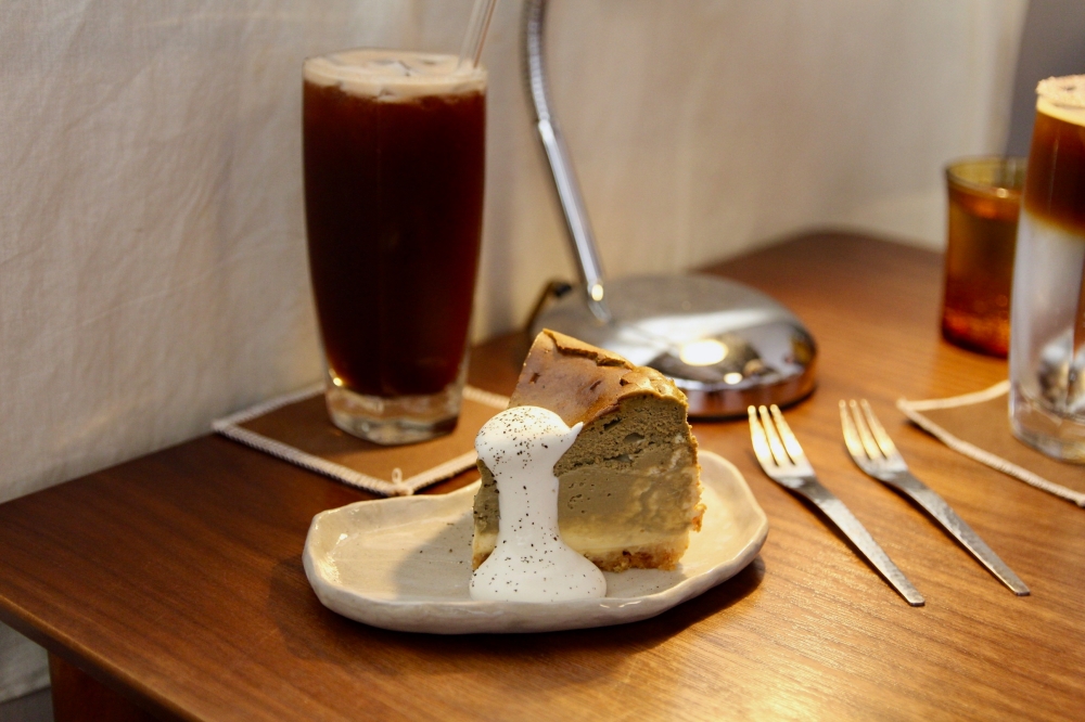 台南東區咖啡廳推薦『月波moon wave』巴斯克乳酪蛋糕超好吃！深夜甜點