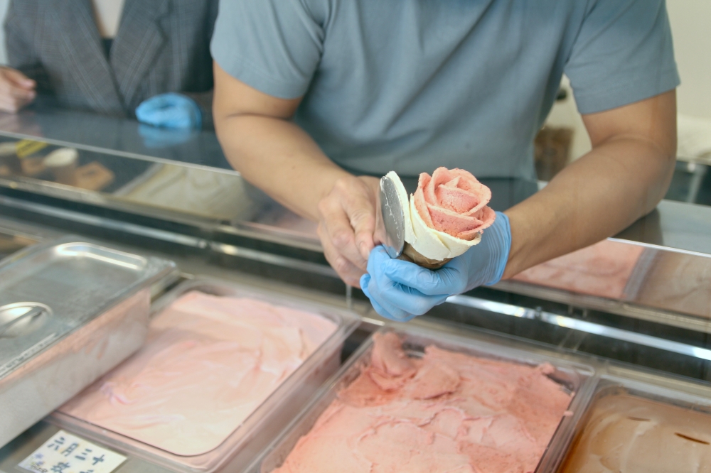六月三十義式手工冰淇淋台南安平店：最好吃冰淇淋！預訂制的玫瑰花造型冰淇淋｜使用台灣小農水果
