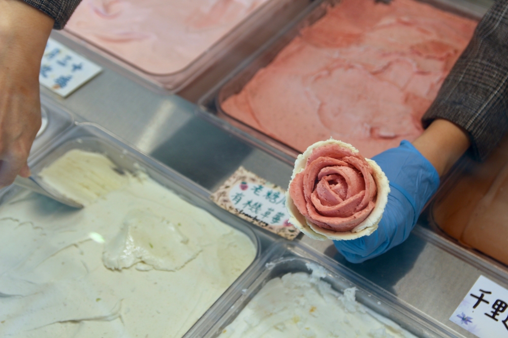 六月三十義式手工冰淇淋台南安平店：最好吃冰淇淋！預訂制的玫瑰花造型冰淇淋｜使用台灣小農水果