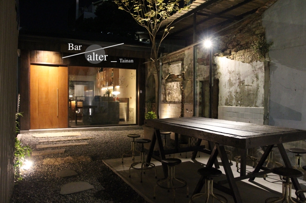 Bar Alter台南新開酒吧推薦：東門路橋旁的神秘酒吧｜調酒優秀 環境空間很美