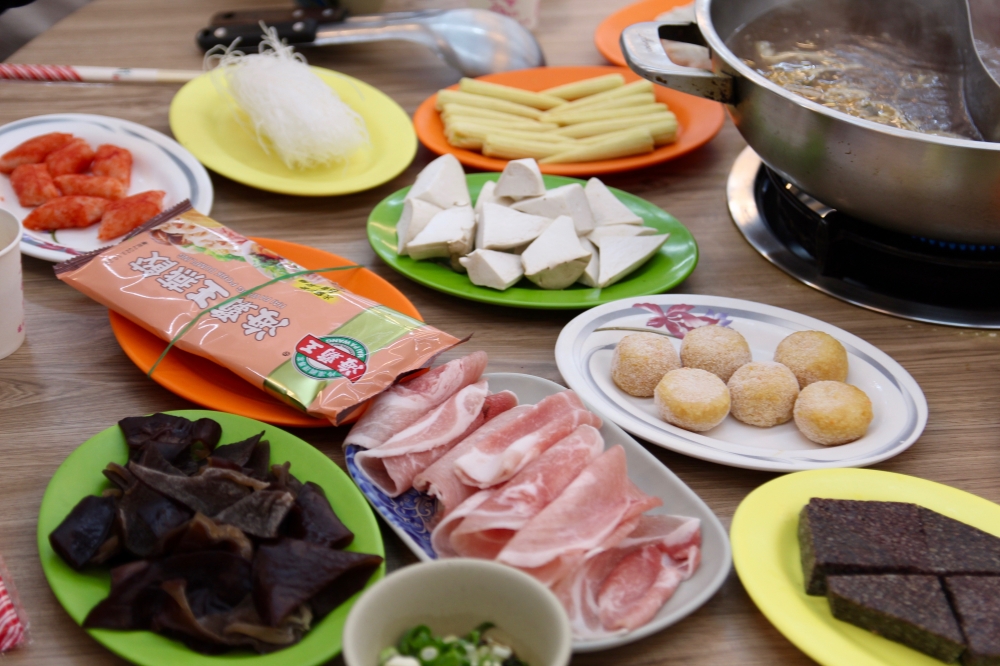 台南灣裡美食：甜蜜蜜石頭火鍋｜必點炸物豆腐、花枝丸｜麻辣鍋好吃、藥膳口味的石頭火鍋
