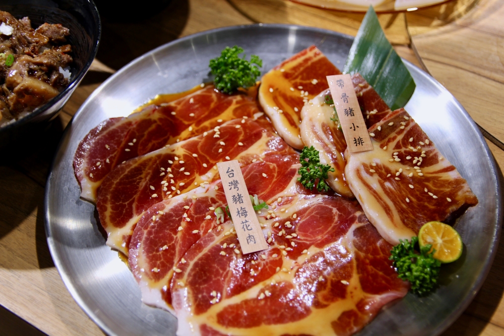台南炭火燒肉推薦【私炑炭火燒肉】海安路燒肉好吃肉質優秀