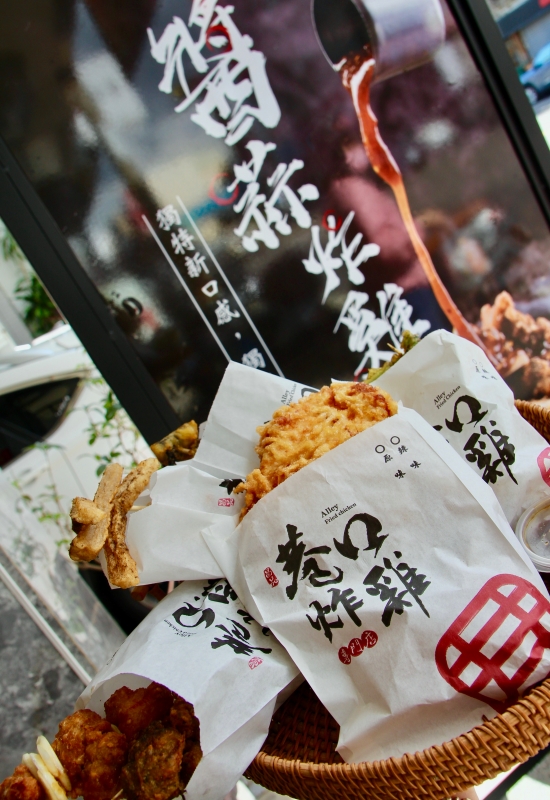 台南炸雞『巷口炸雞-永康大灣店』塔香炸雞、醬燒米血、手工甜不辣必點推薦