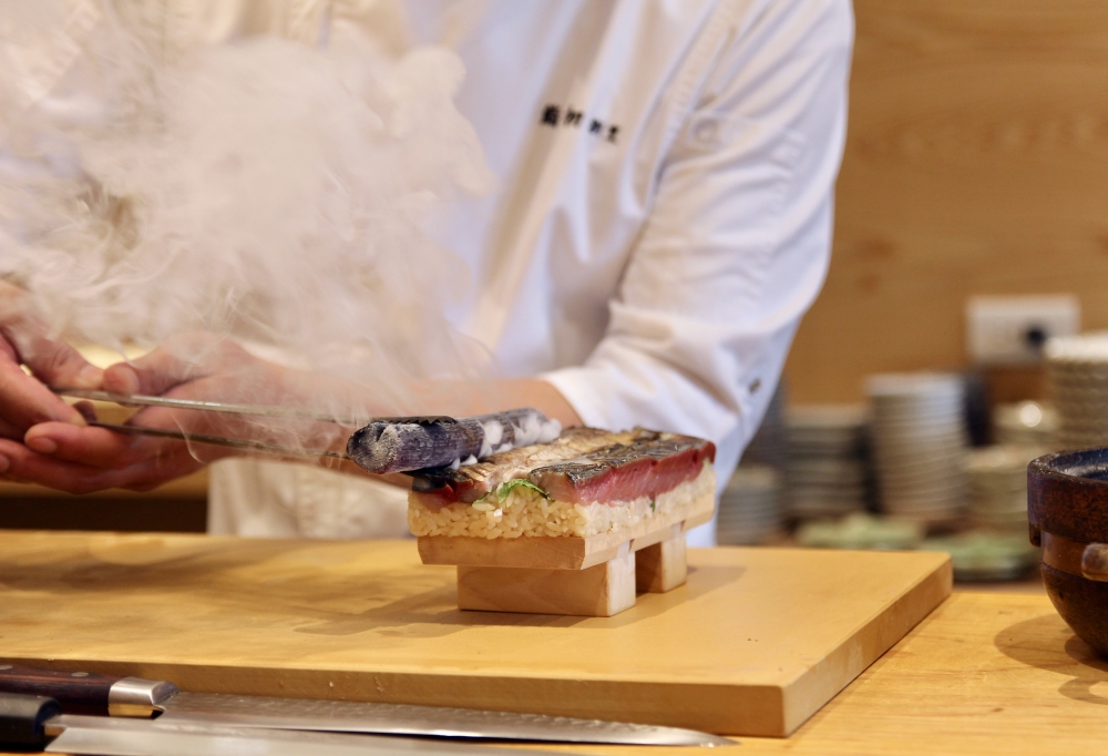 台中無菜單日本料理【鮨初 割烹】預約制 慶生約會推薦餐廳 網路很紅的哈密瓜蛋糕就是這家