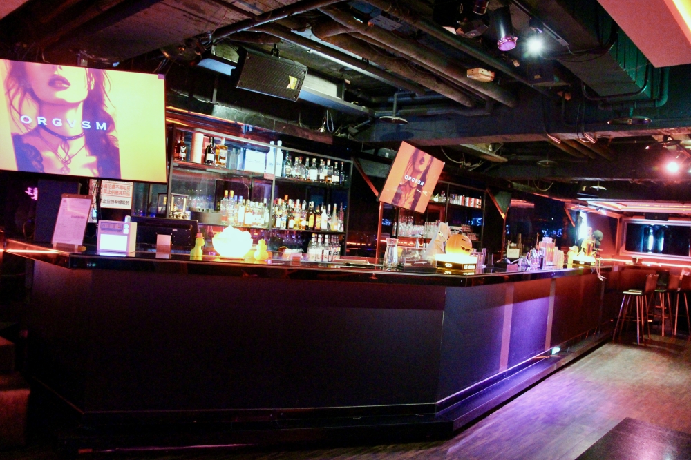 台中夜生活推薦AXshisha水煙酒吧-五權店｜飛鏢機｜餐酒館｜宵夜啤酒