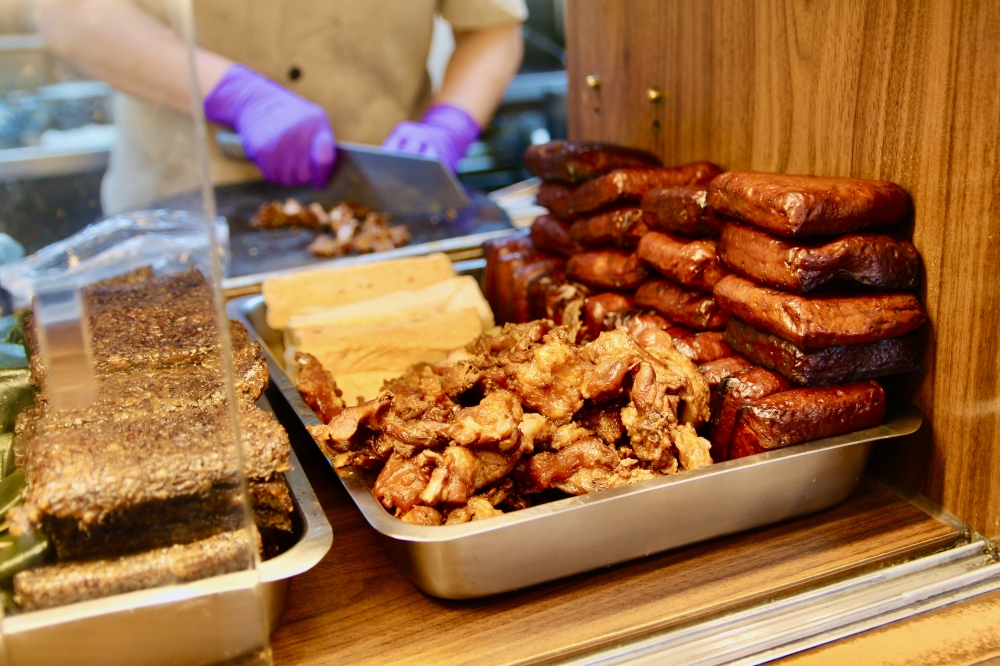 高雄鳳山美食【江北食堂風味外省麵】滷味乾麵好吃推薦｜有專屬停車場