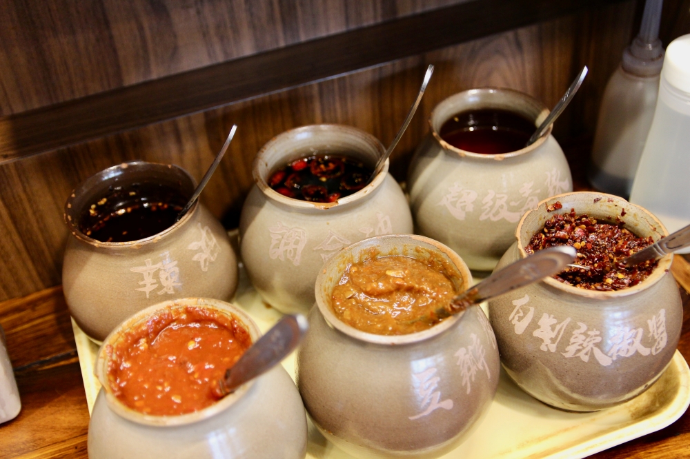 高雄鳳山美食【江北食堂風味外省麵】滷味乾麵好吃推薦｜有專屬停車場