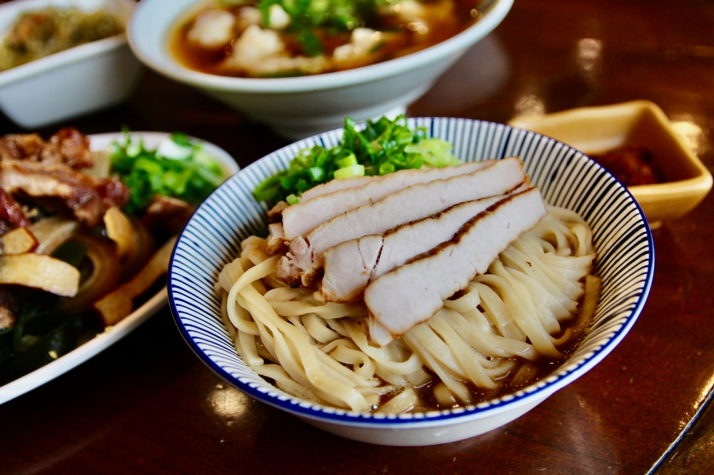 高雄鳳山美食【江北食堂風味外省麵】滷味乾麵好吃推薦｜有專屬停車場