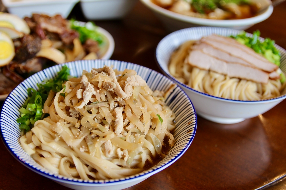 高雄鳳山美食【江北食堂風味外省麵】滷味乾麵好吃推薦｜有專屬停車場