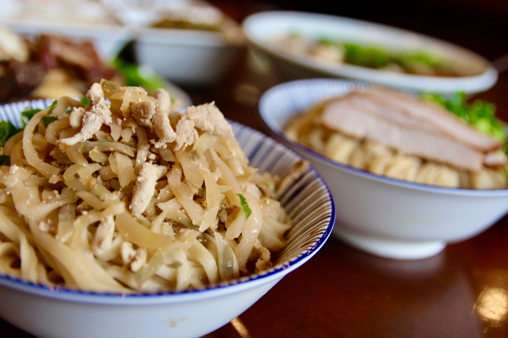 高雄鳳山美食【江北食堂風味外省麵】滷味乾麵好吃推薦｜有專屬停車場