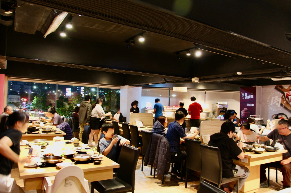 肉多多全台 全天候 平假日不限時! 輕量級套餐299 元起， 蔬食自助吧吃到飽，CP值超高！(西門店.淡水店例假日除外)