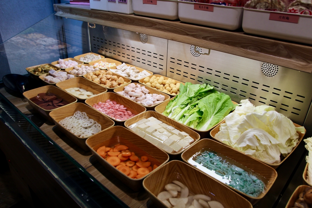 肉多多全台 全天候 平假日不限時! 輕量級套餐299 元起， 蔬食自助吧吃到飽，CP值超高！(西門店.淡水店例假日除外)