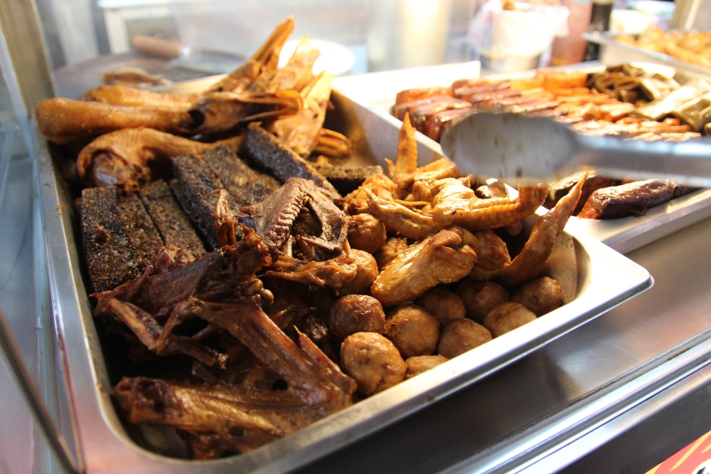 嘉義太保美食小吃推薦【幸福麵館】滷味必點！乾麵紅糟肉好好吃～宵夜隱藏版：手掌大的雞排！