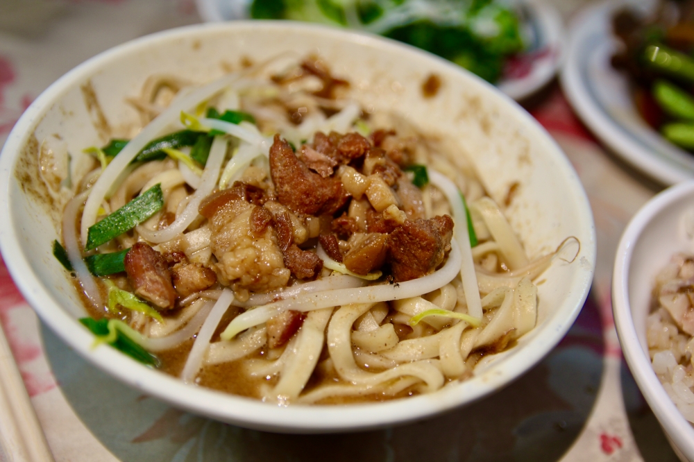 嘉義太保美食小吃推薦【幸福麵館】滷味必點！乾麵紅糟肉好好吃～宵夜隱藏版：手掌大的雞排！