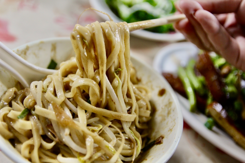 嘉義太保美食小吃推薦【幸福麵館】滷味必點！乾麵紅糟肉好好吃～宵夜隱藏版：手掌大的雞排！