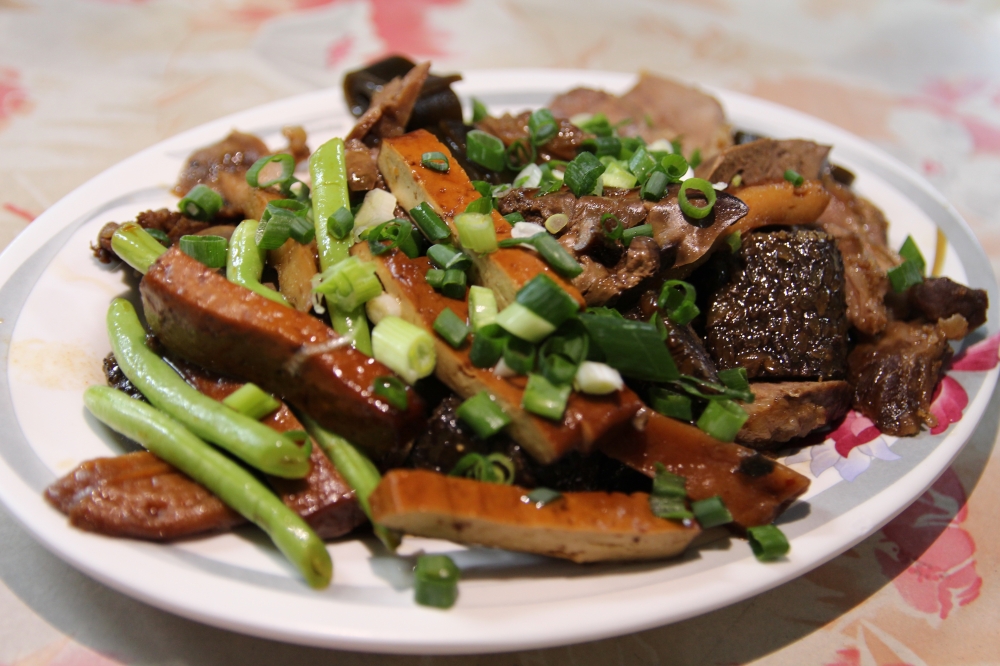 嘉義太保美食小吃推薦【幸福麵館】滷味必點！乾麵紅糟肉好好吃～宵夜隱藏版：手掌大的雞排！