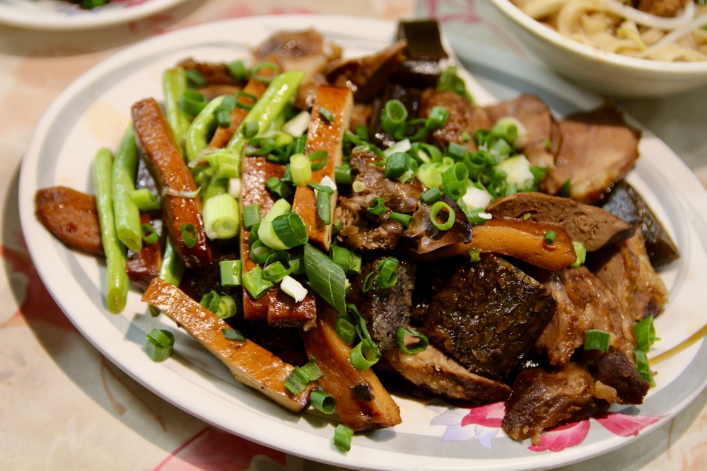 嘉義太保美食小吃推薦【幸福麵館】滷味必點！乾麵紅糟肉好好吃～宵夜隱藏版：手掌大的雞排！