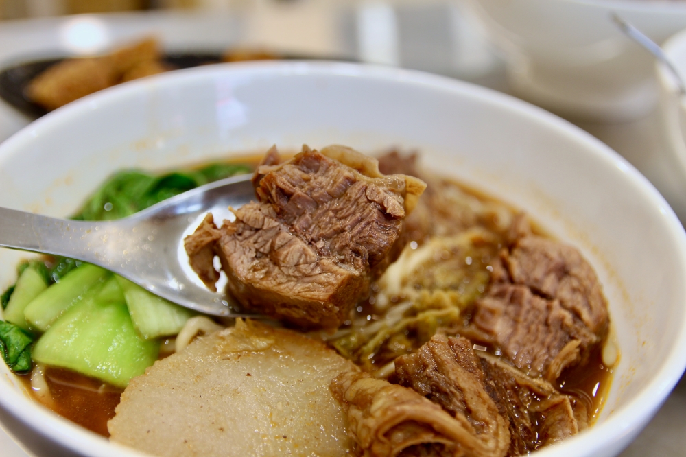 台南永康牛肉麵【有沒有牛肉麵-東橋店】嚴饌牛肉麵 好吃推薦 肉超大塊！