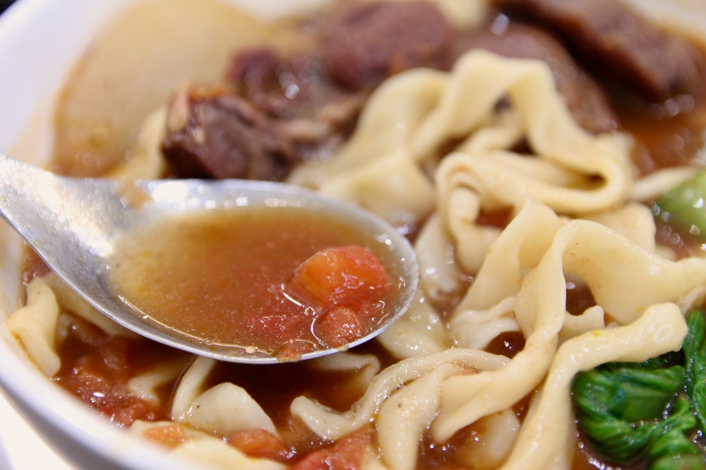 台南永康牛肉麵【有沒有牛肉麵-東橋店】嚴饌牛肉麵 好吃推薦 肉超大塊！