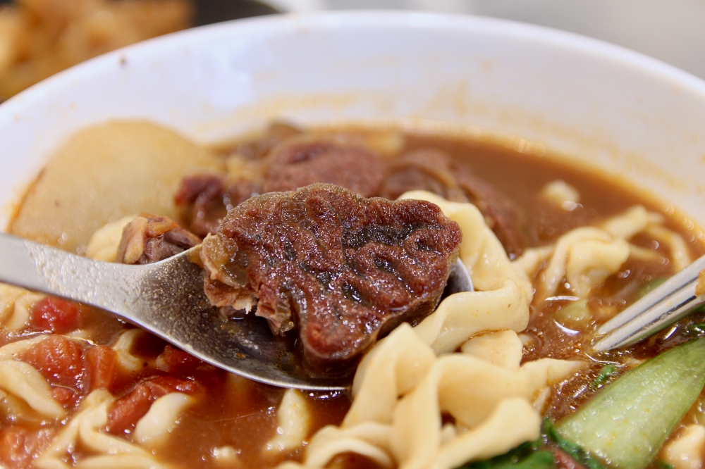 台南永康牛肉麵【有沒有牛肉麵-東橋店】嚴饌牛肉麵 好吃推薦 肉超大塊！