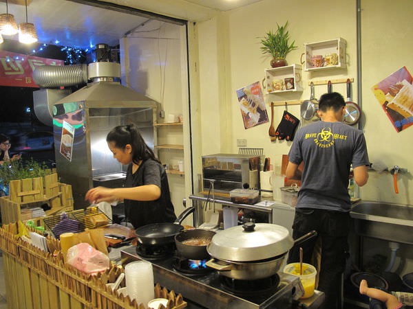 [台南]永康 尚青市場附近新店報到|碳烤口袋吐司|餡料都要滿出來啦~ 吐司边 碳烤吐司