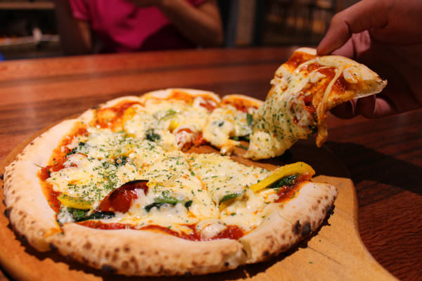 [台南]東區 燈光美氣氛佳 海陸派對披薩 薄多義崇學店 義式手工披薩店聚餐