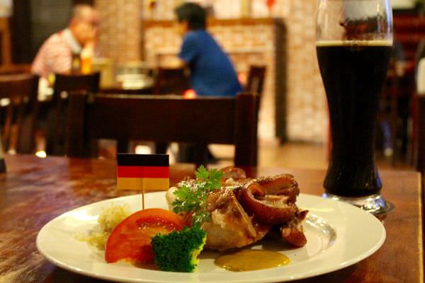 [台南]安平區 新鮮啤酒+德國豬腳 節慶球賽聚會推薦 氣氛滿分 德斯啤鮮釀啤酒餐廳