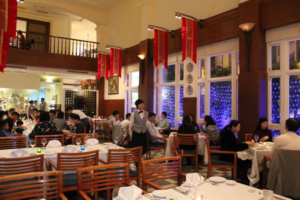 [台南]東區 成大22巷異國料理|專業酒窖|聚餐約會推薦 愛評體驗團 轉角餐廳