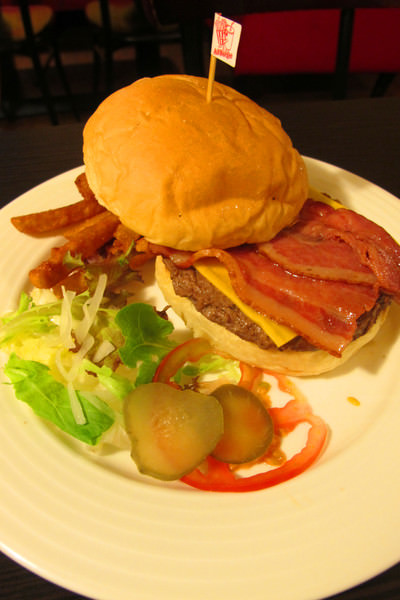 [台南]東區 平價美味育樂街學生最愛的漢堡在這!!!!! AJ Burger