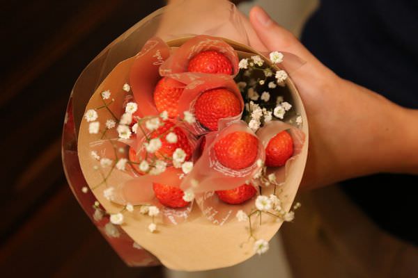 [台南]東區 情人節禮物推薦 韓國草莓花束台南也買的到拉~ 冬天季節限定草莓塔情人組合!!!! 格那修ganache手作蛋糕