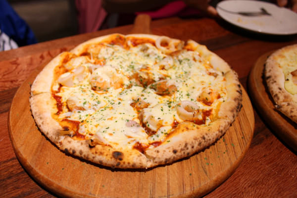 [台南]東區 燈光美氣氛佳 海陸派對披薩 薄多義崇學店 義式手工披薩店聚餐