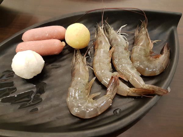 [台南]安平 扁魚魷魚湯底甘甜|整尾鱸魚肉質鮮嫩|沙茶吃了沒負擔 井 煲仔沙茶爐