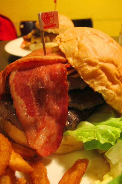 [台南]東區 平價美味育樂街學生最愛的漢堡在這!!!!! AJ Burger