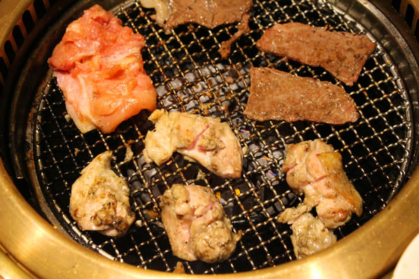 [台南]大口燒肉吃到飽 牛角日式炭火燒肉 (南紡夢時代店)