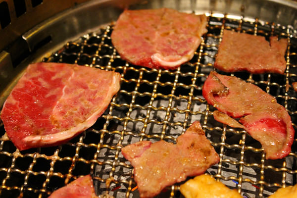 [台南]大口燒肉吃到飽 牛角日式炭火燒肉 (南紡夢時代店)
