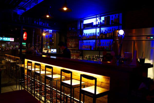 [台南]東區 水煙特色酒吧 越夜越美麗。水煙泡泡 Midnight Tainan